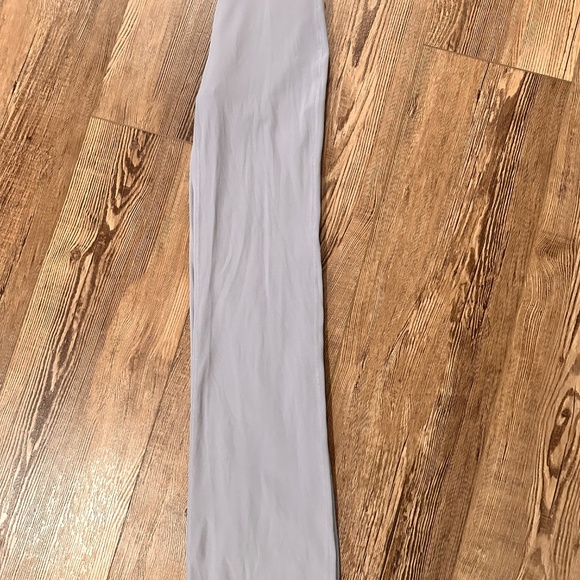 Lululemon Wide legged asymmetrical waist band, sz 4 - Picture 4 of 5